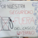 pancarta Por nuestra seguridad gasolinera fuera del casco urbano de Haro
