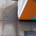 Pavimento de los suritdores que están en la acera empapados de gasolina